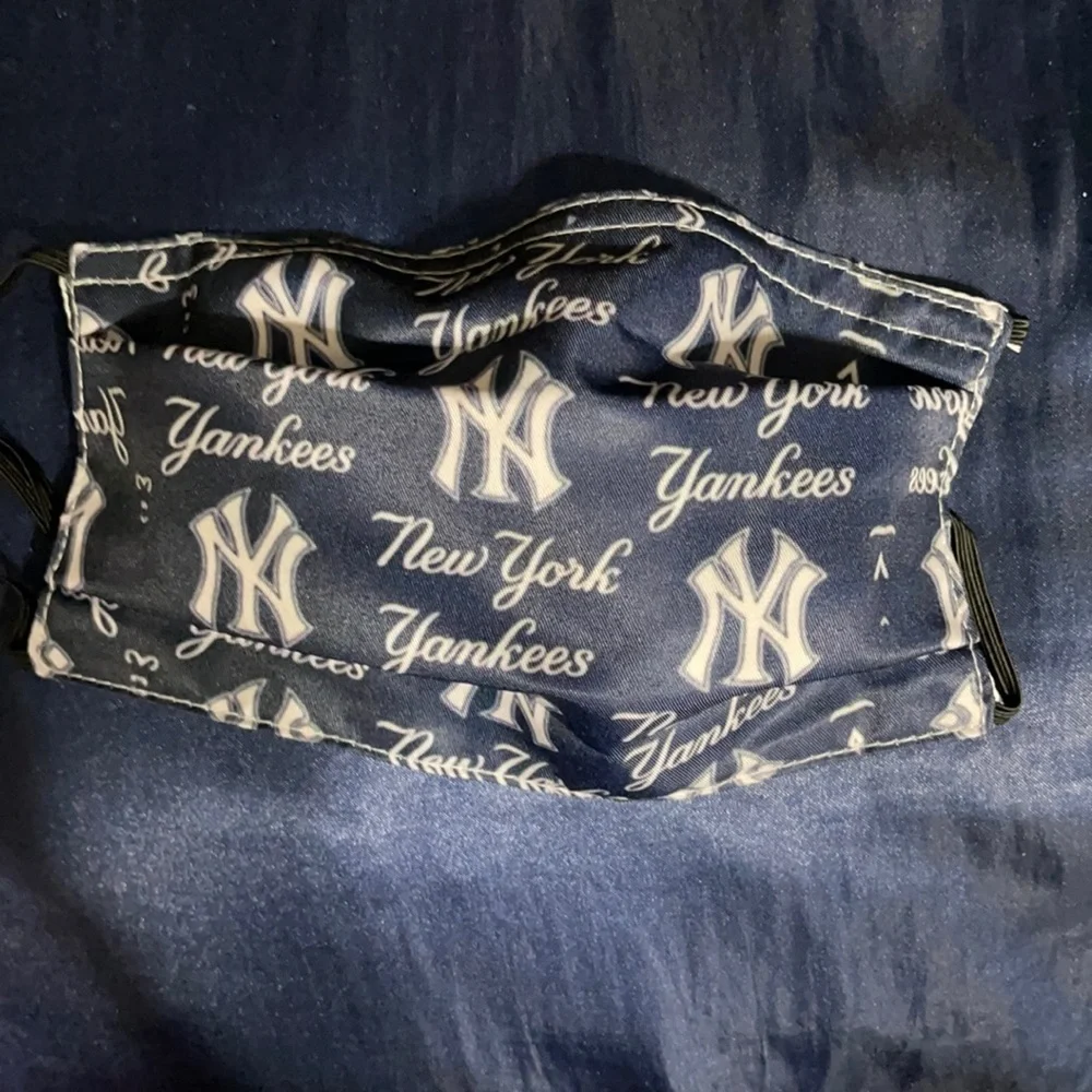 New kid’s NY Yankees face mask